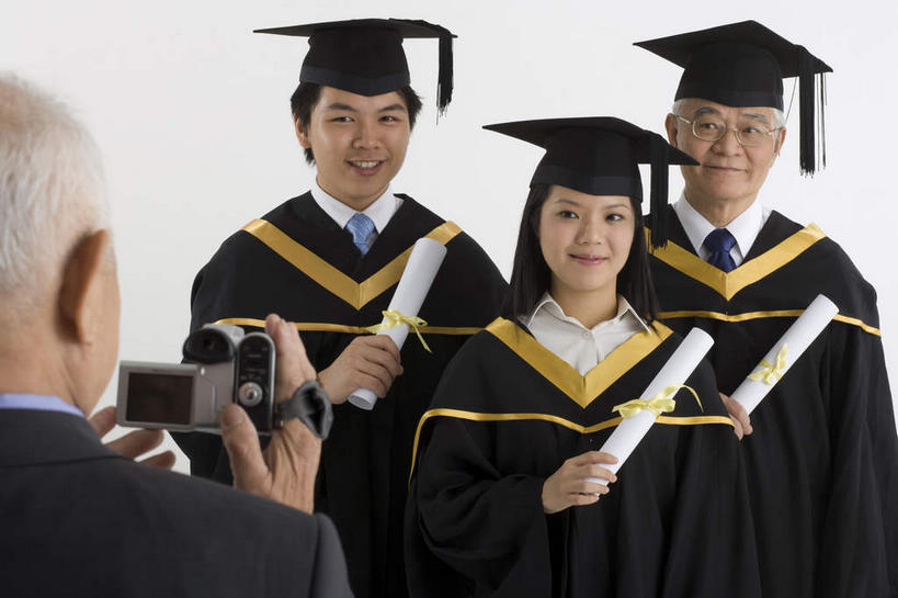东方人,背部,三个人,学生,站,笑,微笑,横图,室内,白天,正面,相机,亚洲,握,文凭,三份,拿,拿着,注视,黄种人,拍照,数码相机,观察,看,站着,握着,摄影,流苏,观看,察看,证书,学士帽,毕业,关注,学士服,学位证,学位证书,一部,三顶,垂布,学士袍,老年男性,男人,男性,年轻男性,年轻女性,女人,女性,亚洲人,照相机,站立,半身,彩图,照相