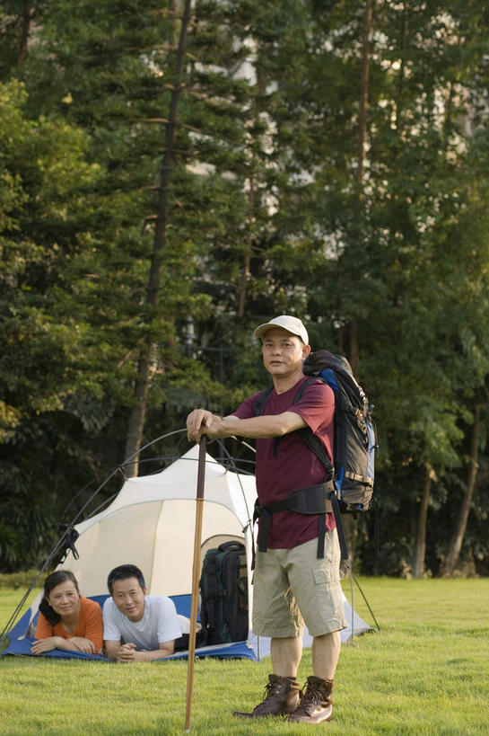 东方人,手,三个人,站,笑,微笑,露齿笑,竖图,室外,白天,正面,旅游,度假,游戏,草地,草坪,树林,植物,帽子,亚洲,握,服装,包,工具,器材,帐篷,拿,玩,旅行包,拿着,注视,休闲装,黄种人,娱乐,草,树,树木,衣服,绿色,自然,背包,遮阳帽,观察,看,趴着,站着,享受,休闲,手部,休闲服,器械,放松,握着,服饰,生长,成长,拐杖,观看,活动,察看,发泄,关注,消遣,智力,露营,野营,宿营,登山杖,宣泄,辅助设备,旅游包,登山棍,男人,年轻男性,年轻女性,女人,女性,中年男性,亚洲人,登山,趴,爬山,玩耍,嬉戏,站立,彩图,全身,双肩包