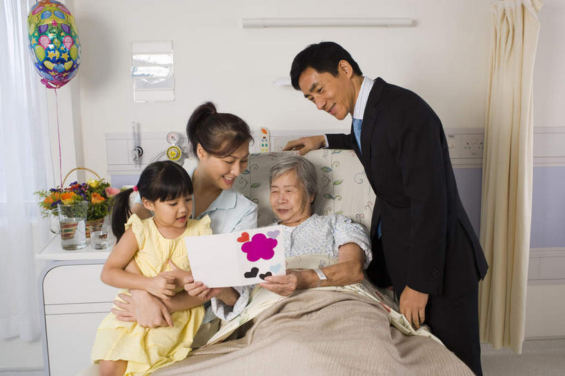 东方人,儿童,老年人,夫妻,母亲,父亲,女儿,祖母,三代同堂,商务人士,商务男性,医院,站,坐,躺,抱,横图,室内,白天,正面,衬衫,爱情,纯洁,花海,花圃,植物,床,叶子,亚洲,握,套装,服装,装饰,盛开,塑料,床单,浪漫,拿,花蕾,拿着,注视,休闲装,黄种人,被子,祖孙三代,花,花瓣,花朵,花卉,鲜花,小孩,衣服,绿色,气球,塑料制品,花丛,花束,花田,花苞,花蕊,观察,看,站着,休闲,温暖,温馨,父女,母女,休闲服,橡胶,恩爱,父爱,可爱,母爱,童年,童趣,握着,恋人,服饰,单人床,奶奶,抱着,观看,华丽,修饰,点缀,和睦,察看,被单,搂着,关注,商务装,工薪阶层,童真,橡胶制品,烂漫,无邪,医疗机构,外婆,外孙女,外祖母,外公,病号服,衬托,美观,雅致,雅观,卧着,天真,老年男性,老年女性,男人,男性,年轻男性,年轻女性,女孩,女人,女性,亚洲人,孩子,年轻人,夫妇,情侣,全家福,孙女,白领,上班族,画画,搂,搂抱,躺着,卧,站立,坐着,半身,彩图,衬衣,病院,诊所,伴侣,融洽,女生,爸爸,多代同堂,妈妈