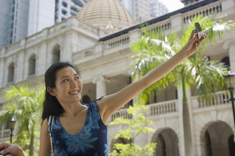 东方人,一个人,家,站,笑,微笑,露齿笑,横图,室外,白天,正面,旅游,度假,植物,棕榈树,相机,叶子,亚洲,仅一个年轻女性,仅一个女性,仅一个人,阴影,服装,光线,影子,房屋,屋子,绿叶,休闲装,黄种人,娱乐,楼房,住宅,树,树木,拍照,衣服,绿色,阳光,自然,数码相机,站着,享受,休闲,休闲服,嫩叶,放松,摄影,服饰,生长,成长,棕榈叶,年轻女性,女人,女性,亚洲人,叶,叶片,照相机,站立,半身,彩图,照相,房子