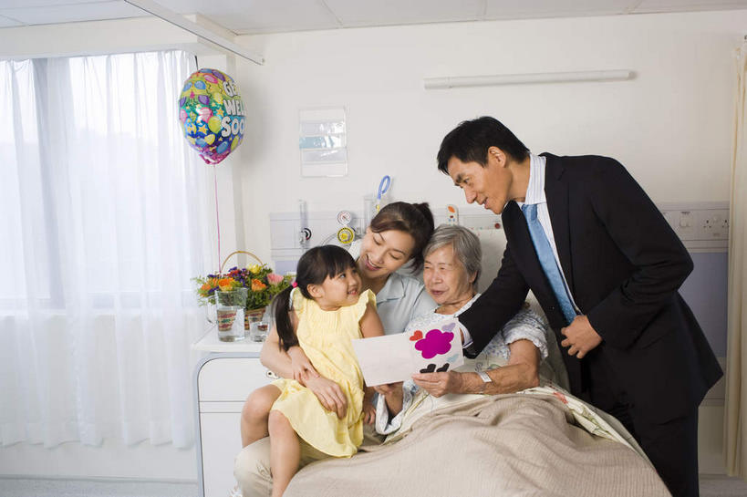 东方人,儿童,老年人,四个人,夫妻,母亲,父亲,女儿,祖母,三代同堂,商务人士,病人,商务男性,医院,抱,笑,微笑,露齿笑,横图,室内,白天,正面,衬衫,爱情,纯洁,床,亚洲,握,套装,装饰,盛开,塑料,床单,浪漫,拿,花蕾,拿着,注视,黄种人,被子,祖孙三代,花,花瓣,花朵,鲜花,小孩,气球,塑料制品,花苞,花蕊,观察,看,温暖,温馨,父女,母女,橡胶,恩爱,父爱,可爱,母爱,童年,童趣,握着,恋人,单人床,奶奶,抱着,观看,祖孙,华丽,修饰,点缀,和睦,察看,被单,搂着,关注,商务装,工薪阶层,童真,橡胶制品,烂漫,无邪,医疗机构,外婆,外孙女,外祖母,衬托,美观,雅致,雅观,天真,老年男性,老年女性,男人,男性,年轻男性,年轻女性,女孩,女人,女性,亚洲人,孩子,年轻人,夫妇,情侣,全家福,孙女,白领,患者,就医者,上班族,怀抱,搂,搂抱,相抱,拥抱,半身,彩图,衬衣,病院,诊所,伴侣,融洽,女生,爸爸,多代同堂,妈妈