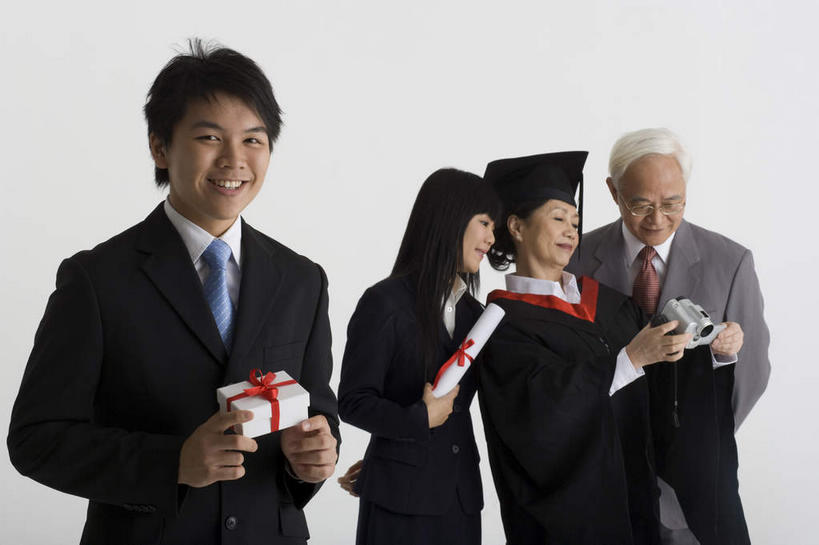 东方人,四个人,母亲,儿子,祖父,三代同堂,商务人士,学生,商务男性,站,笑,微笑,露齿笑,横图,室内,白天,白色背景,正面,衬衫,礼盒,礼物,亚洲,套装,纸盒,注视,黄种人,祖孙三代,盒子,包装盒,礼品盒,观察,看,站着,温暖,温馨,母女,母子,父爱,母爱,摄影,礼品,流苏,影棚,爷爷,观看,祖孙,和睦,察看,学士帽,毕业,关注,学士服,商务装,工薪阶层,外孙女,外公,外祖父,外孙,外孙子,垂布,学士袍,老年男性,男人,年轻男性,年轻女性,女人,中年女性,亚洲人,全家福,孙女,孙子,白领,上班族,站立,半身,彩图,影棚拍摄,衬衣,拍摄,融洽,多代同堂,妈妈