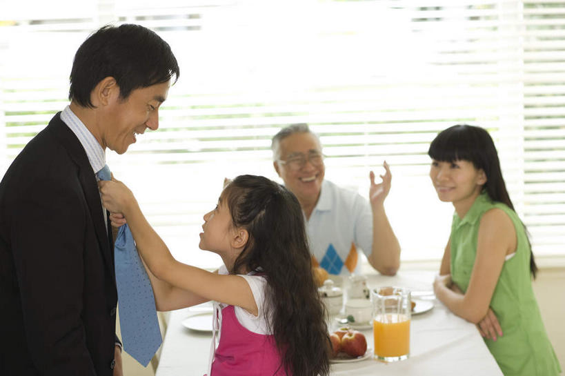 果汁,东方人,儿童,老年人,四个人,夫妻,母亲,父亲,女儿,祖母,祖父,三代同堂,商务人士,商务男性,站,举,笑,双手交叉,捏,微笑,露齿笑,横图,室内,白天,侧面,衬衫,西装,爱情,纯洁,餐桌,窗户,落地窗,桌子,杯子,餐具,水果,亚洲,撑,握,阴影,套装,服装,正装,朦胧,模糊,新鲜,光线,碟子,盘,眼镜,影子,百叶窗,生食,食品,果实,领带,背光,浪漫,拿,捏着,拿着,注视,休闲装,职业装,黄种人,祖孙三代,玻璃窗,玻璃制品,食物,小孩,衣服,盘子,水杯,碟,观察,看,托,站着,休闲,温暖,温馨,父女,母女,休闲服,恩爱,父爱,可爱,母爱,童年,童趣,握着,恋人,服饰,有机食品,绿色食品,奶奶,爷爷,餐台,观看,祖孙,老花镜,和睦,察看,撑着,双手抱胸,关注,商务装,逆光,工薪阶层,童真,烂漫,无邪,外婆,外孙女,外祖母,外公,外祖父,远视眼镜,百页窗,天真,老年男性,老年女性,男人,男性,年轻男性,年轻女性,女孩,女人,女性,亚洲人,孩子,年轻人,长发,卷发,夫妇,情侣,全家福,孙女,白领,上班族,玻璃杯,进餐用具,烹调用具,举起,举手,举着,向上举,向上伸,向上托,站立,半身,彩图,衬衣,伴侣,融洽,女生,爸爸,多代同堂,妈妈