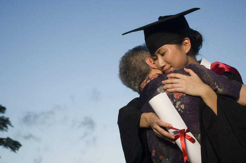 东方人,两个人,学生,教师,闭眼,抱,横图,室外,白天,仰视,叶子,亚洲,绿叶,黄种人,蓝色,蓝天,天空,天,嫩叶,流苏,抱着,搂着,学士帽,毕业,学士服,垂布,学士袍,门生,老年女性,年轻女性,女人,女性,亚洲人,讲师,教授,老师,叶,叶片,闭眼睛,闭着眼,闭着眼睛,怀抱,搂,搂抱,相抱,拥抱,半身,彩图,低角度拍摄