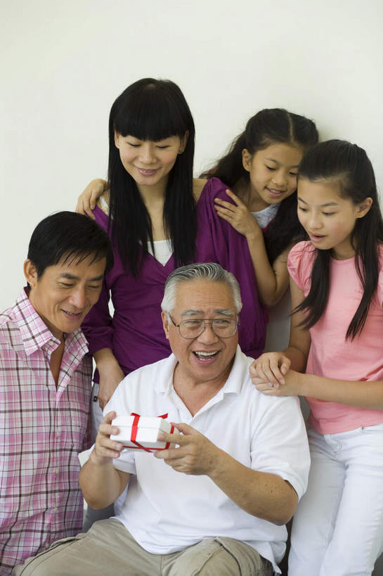 东方人,儿童,老年人,夫妻,母亲,父亲,女儿,祖父,三代同堂,站,坐,笑,微笑,露齿笑,竖图,俯视,室内,白天,白色背景,衬衫,T恤衫,爱情,纯洁,礼盒,礼物,亚洲,五个人,握,眼镜,纸盒,许多人,浪漫,拿,T恤,拿着,黄种人,祖孙三代,盒子,小孩,包装盒,礼品盒,站着,一群人,温暖,温馨,父女,母女,恩爱,父爱,可爱,母爱,童年,童趣,搭,握着,恋人,摄影,礼品,影棚,爷爷,祖孙,和睦,搭着,童真,烂漫,无邪,外孙女,外公,外祖父,天真,老年男性,老年女性,男人,男性,年轻男性,年轻女性,女孩,女人,女性,亚洲人,孩子,年轻人,夫妇,情侣,全家福,孙女,站立,坐着,半身,彩图,高角度拍摄,影棚拍摄,衬衣,拍摄,伴侣,融洽,隐形眼镜,女生,爸爸,多代同堂,妈妈