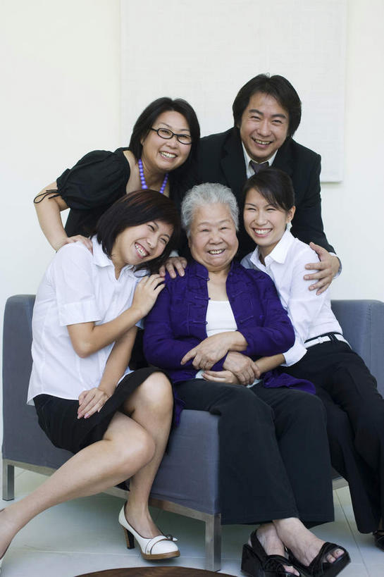 东方人,夫妻,母亲,父亲,女儿,祖母,三代同堂,商务人士,商务男性,商务女性,站,坐,笑,微笑,露齿笑,竖图,室内,白天,正面,衬衫,爱情,项链,亚洲,五个人,套装,眼镜,许多人,浪漫,黄种人,祖孙三代,装饰品,饰品,首饰,站着,一群人,温暖,温馨,父女,母女,恩爱,父爱,母爱,搭,恋人,奶奶,祖孙,和睦,搭着,商务装,近视眼镜,布艺沙发,工薪阶层,外婆,外孙女,外祖母,老年女性,男人,男性,年轻女性,女人,女性,中年男性,中年女性,亚洲人,夫妇,情侣,全家福,孙女,白领,上班族,站立,坐着,彩图,全身,衬衣,伴侣,融洽,爸爸,多代同堂,妈妈