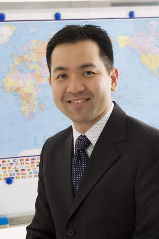 东方人,一个人,教师,站,笑,微笑,露齿笑,竖图,室内,特写,白天,正面,衬衫,西装,道路,地图,亚洲,仅一个男性,仅一个人,仅一个中年男性,套装,正装,信息,领带,交通,注视,职业装,黄种人,方向,黑板,观察,看,站着,观看,引导,指引,察看,关注,男人,男性,中年男性,亚洲人,讲师,教授,老师,站立,半身,彩图,衬衣,导航