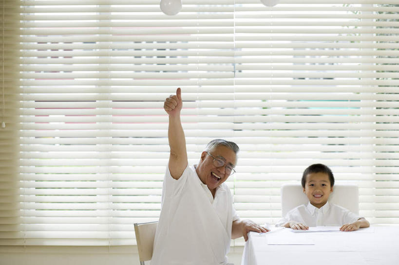 东方人,两个人,家庭,祖父,坐,举,横图,室内,白天,正面,智慧,窗户,飞机,亚洲,制作,突出,艺术,折纸,纸艺,手工艺品,百叶窗,注视,黄种人,文化,称赞,表扬,工艺品,观察,看,手势,托,温暖,温馨,一家人,竖,爷爷,观看,祖孙,翘,高,纸飞机,和睦,察看,高雅,夸奖,优秀,关注,外公,外祖父,外孙,好,妙,顺利,出色,超群,杰出,卓越,奇妙,外孙子,工艺折纸,自信心,品位,聪明,亚洲人,大拇指,孙子,举起,举手,举着,向上举,向上伸,向上托,坐着,半身,彩图,融洽