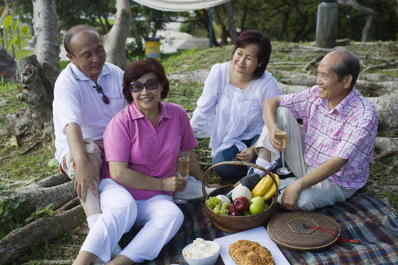 点心,面包,东方人,四个人,夫妻,伙伴,朋友,坐,笑,交叉,微笑,露齿笑,横图,俯视,室外,白天,衬衫,爱情,聚会,友谊,草地,草坪,植物,竹子,苹果,葡萄,香蕉,水果,亚洲,阴影,竹制,服装,新鲜,编织,光线,篮子,墨镜,眼镜,影子,生食,食品,面点,果实,浪漫,休闲装,黄种人,草,食物,糕点,衣服,绿色,阳光,太阳镜,太阳眼镜,竹篮,休闲,休闲服,遮阳镜,恩爱,恋人,服饰,有机食品,绿色食品,竹条,交织,竹制品,集会,食物篮,穿插,聚首,友情,老年男性,老年女性,男人,男性,女人,女性,亚洲人,夫妇,情侣,山葫芦,蒲桃,甘蕉,草龙珠,坐着,半身,彩图,高角度拍摄,衬衣,伴侣,野餐篮