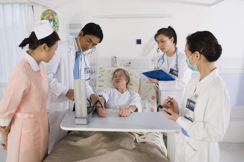 东方人,医生,医院,横图,俯视,室内,白天,工作服,制服,商务,安全,科技,床,桌子,帽子,亚洲,科学,测量,药剂,刻度,床单,防护,许多人,黄种人,被子,病床,听诊器,药品,记录,一群人,医护人员,医疗人员,便捷,治疗,联络,通信,单人床,测量工具,保护,掌上电脑,药物,医疗,医疗设备,血压计,科学技术,护士帽,被单,医疗器械,保险,液晶,预防,医疗工具,医疗机构,量具,量仪,PDA掌上电脑,个人数字助理,轻巧,血压表,工作制服,床上桌,懒人桌,检测工具,平安,男人,男性,年轻男性,年轻女性,女人,女性,亚洲人,大夫,半身,彩图,高角度拍摄,工作套服,办公,病院,诊所