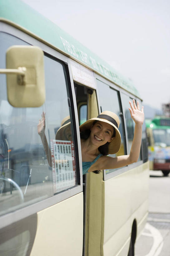 东方人,一个人,举,笑,微笑,露齿笑,竖图,室外,白天,正面,公共汽车,帽子,亚洲,仅一个年轻女性,仅一个女性,仅一个人,阴影,服装,光线,草帽,影子,巴士,公交车,挥手,注视,休闲装,黄种人,再见,车,衣服,蓝色,蓝天,天空,阳光,交通工具,天,观察,看,手势,托,招手,休闲,休闲服,服饰,晴朗,告别,观看,察看,关注,载具,摆动,离别,万里无云,辞行,年轻女性,女人,女性,亚洲人,晴空,晴空万里,举起,举手,举着,向上举,向上伸,向上托,半身,彩图