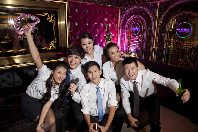 东方人,伙伴,朋友,站,坐,举,笑,微笑,露齿笑,横图,室内,夜晚,正面,衬衫,聚会,游戏,友谊,玩具,亚洲,弯腰,握,阴影,光线,影子,墙,灯光,领带,许多人,拿,玩,拿着,注视,黄种人,娱乐,墙壁,墙面,一个,话筒,观察,看,靠,靠着,托,倚靠,站着,一群人,休闲,益智,搭,握着,单个,观看,活动,ktv包厢,包厢,察看,麦克风,倚着,象征,庄重,搭着,发泄,关注,消遣,宴会,智力,扩音器,摇铃,身份,集会,歌厅,传声器,包房,宣泄,弯身,正式,地位,ktv包房,微音器,友情,男人,男性,年轻男性,年轻女性,女人,女性,亚洲人,举起,举手,举着,玩耍,嬉戏,向上举,向上伸,向上托,站立,坐着,半身,彩图,衬衣,派对,卡拉ok,手摇铃