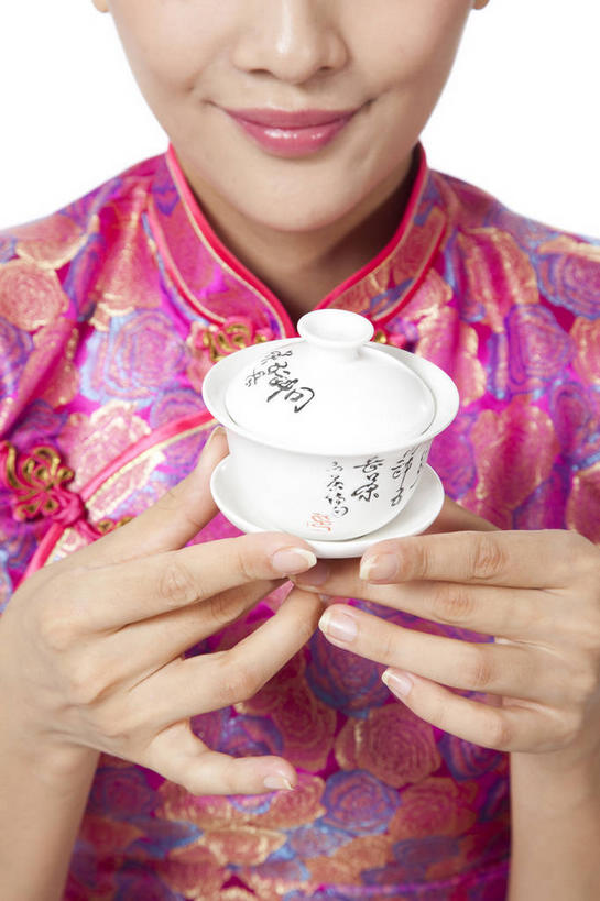 东方人,手,一个人,笑,微笑,竖图,室内,特写,白天,白色背景,正面,民族服装,杯子,亚洲,双手,仅一个年轻女性,仅一个女性,仅一个人,握,旗袍,陶瓷,陶瓷制品,拿,拿着,黄种人,文化,一个,粉色,水杯,手部,握着,摄影,影棚,单个,中国文化,摄影棚,年轻女性,女人,女性,亚洲人,茶杯,半身,彩图,影棚拍摄,传统服装,民俗服,拍摄,传统文化