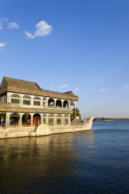 无人,颐和园,宫殿,竖图,室外,白天,正面,旅游,度假,湖,湖泊,名胜古迹,水,标志建筑,地标,建筑,船,北京,中国,亚洲,一艘,阴影,波纹,遗迹,光线,影子,湖面,水流,水面,云,云朵,涟漪,首都,云彩,古迹,文物,娱乐,建设,古建筑,蓝色,白云,倒影,蓝天,水纹,天空,阳光,交通工具,波浪,湖水,天,享受,休闲,旅游胜地,放松,晴朗,倒映,舟,权利,载具,古文明,东亚,海淀区,清晏舫,中华人民共和国,北京市,京,北平,华北地区,水晕,皇家园林,反照,清漪园,晴空,彩图