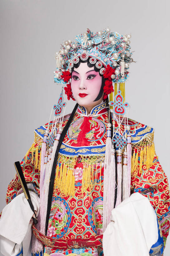东方人,一个人,演员,站,竖图,室内,白天,正面,民族服装,化妆,亚洲,仅一个年轻女性,仅一个女性,仅一个人,灰色背景,服装,装饰,头饰,注视,黄种人,文化,衣服,黄色,红色,彩妆,发饰,饰品,观察,看,站着,大衣,搭,摄影,服饰,影棚,观看,华丽,修饰,点缀,察看,衣着,穿着,搭着,关注,中国文化,摄影棚,戏剧,表演服,演出服,京剧,配饰,戏曲,国粹,皮黄,衬托,美观,雅致,雅观,衣饰,道具服,年轻女性,女人,女性,亚洲人,站立,半身,彩图,影棚拍摄,传统服装,民俗服,拍摄,京剧服饰,国剧,京戏,平剧,中国戏曲,传统文化,舞台妆,京剧演员