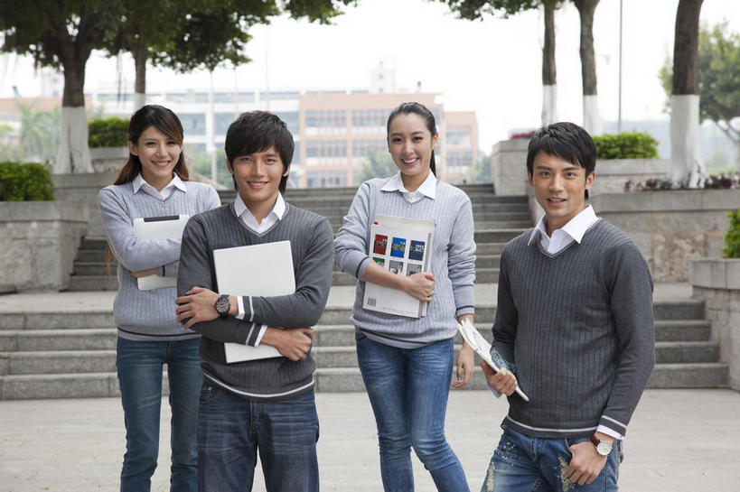 东方人,四个人,伙伴,朋友,学校,教学楼,站,笑,微笑,露齿笑,横图,室外,白天,正面,毛衣,衬衫,友谊,植物,楼梯,书籍,亚洲,一排,握,裤子,整齐,阶梯,四本,拿,拿着,注视,牛仔裤,黄种人,校园,台阶,树,树木,排列,绿色,白色,灰色,天空,自然,书本,天,观察,看,站着,教室,同学,握着,生长,成长,观看,察看,校友,队列,关注,线衫,同窗,学友,毛线衣,绒线衣,友情,男人,男性,年轻男性,年轻女性,女人,女性,亚洲人,书,图书,站立,半身,彩图,衬衣,绒衣,套衫,套头毛衣,线衣,教学大楼