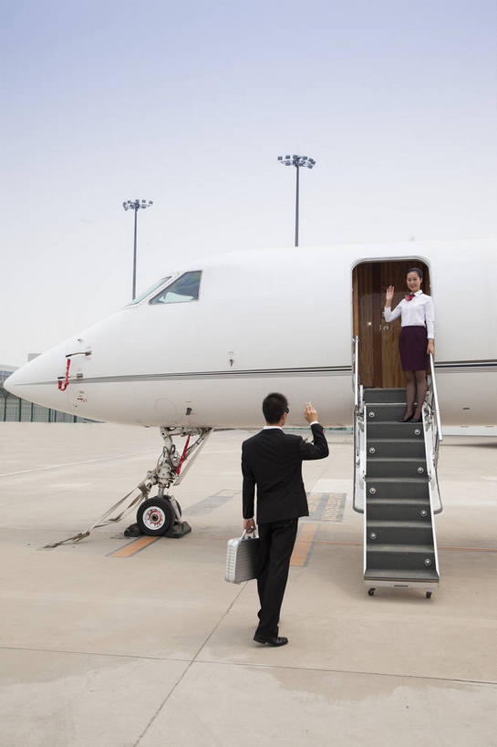 东方人,背部,两个人,商务人士,空姐,商务男性,机场,站,笑,微笑,竖图,室外,白天,正面,工作服,衬衫,制服,飞机,飞机场,路灯,照明,亚洲,一辆,握,阴影,套装,光线,包,公文包,影子,灯光,交通,拿,挥手,拎,拿着,注视,停留,黄种人,航空,灯,蓝色,蓝天,天空,阳光,停机坪,交通工具,天,观察,看,站着,乘务员,航空乘务员,空乘,握着,运输,晴朗,公事包,观看,舞动,照亮,停止,察看,挥舞,客机,照明设备,关注,载具,商务装,工薪阶层,万里无云,工作制服,逗留,停顿,男人,男性,年轻男性,年轻女性,女人,女性,亚洲人,白领,上班族,晴空,晴空万里,站立,彩图,全身,衬衣,工作套服,拎着,私人飞机,空姐制服