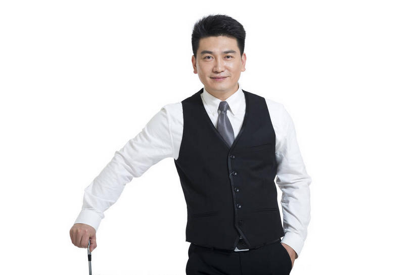 东方人,一个人,商务人士,商务男性,站,笑,微笑,横图,室内,白天,白色背景,正面,衬衫,亚洲,仅一个男性,仅一个人,握,套装,高尔夫,高尔夫球,领带,拿,拿着,注视,黄种人,仅一个年轻男性,观察,看,站着,握着,摄影,影棚,观看,察看,高尔夫球杆,象征,庄重,关注,摄影棚,商务装,身份,手插袋,单手插袋,工薪阶层,高尔夫运动,高尔夫球具,单手抄兜,单手放兜,正式,地位,高尔夫球运动,男人,男性,年轻男性,亚洲人,白领,上班族,插兜,手插兜,手放口袋,站立,半身,彩图,影棚拍摄,衬衣,拍摄,手抄兜