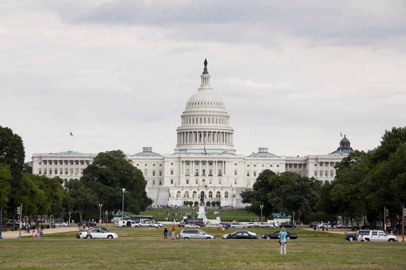 西方人,广场,躺,横图,室外,白天,正面,旅游,度假,草地,草坪,美景,树林,植物,城市风光,标志建筑,城市,地标,建筑,欧洲,美国,欧洲人,行人,游客,游人,服装,壮观,景观,乌云,云,阴天,云朵,首都,许多人,云彩,娱乐,建设,国会大厦,路人,旅客,草,树,树木,衣服,绿色,天空,自然,天,一群人,享受,休闲,景色,放松,服饰,生长,成长,北美,北美洲,昏暗,衣着,阴沉,壮丽,穿着,美洲,华盛顿特区,国会大楼,国会山,华盛顿哥伦比亚特区,华府,华盛顿国会大厦,议会大厦,议会大楼,首都大厦,州议会大厦,州政府,州会议厅,北亚美利加洲,亚美利加洲,衣饰,过客,卧着,男人,男性,年轻男性,年轻女性,女人,女性,中年男性,中年女性,白种人,躺着,卧,彩图,全身,美利坚合众国,美国华盛顿国会大厦,美国国会大厦,白色人种,高加索人种,欧罗巴人种