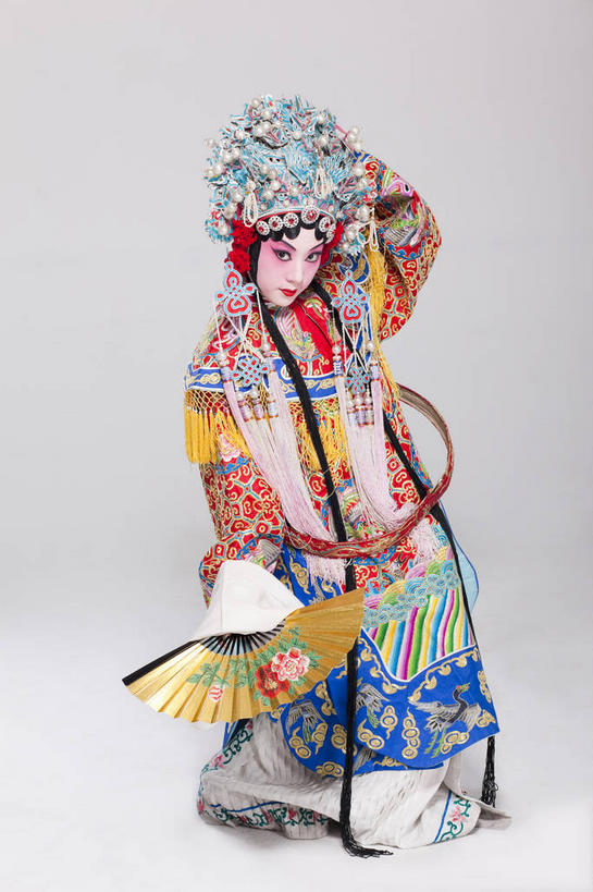 东方人,一个人,演员,站,举,竖图,室内,白天,正面,民族服装,化妆,帽子,亚洲,仅一个年轻女性,仅一个女性,仅一个人,一把,握,灰色背景,服装,扇子,头饰,折扇,纸扇,清凉,拿,拿着,注视,黄种人,凉爽,文化,衣服,彩妆,发夹,发饰,夹子,观察,看,托,站着,握着,摄影,服饰,影棚,观看,察看,衣着,穿着,关注,中国文化,摄影棚,表演服,演出服,京剧,戏曲,撒扇,衣饰,道具服,青衣,年轻女性,女人,女性,亚洲人,举起,举手,举着,向上举,向上伸,向上托,站立,彩图,全身,影棚拍摄,传统服装,民俗服,拍摄,京剧服饰,中国戏曲,旦角,传统文化,舞台妆,旦,京剧演员,角色,正旦