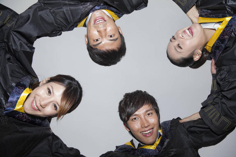 东方人,四个人,伙伴,朋友,学生,站,笑,微笑,露齿笑,横图,室外,白天,仰视,友谊,亚洲,弯腰,环绕,围绕,乌云,云,阴天,云朵,云彩,环抱,扭头,注视,黄种人,排列,天空,天,观察,看,站着,转头,同学,观看,察看,昏暗,阴沉,校友,毕业,关注,学士服,弯身,同窗,学友,摆列,萦绕,垂布,学士袍,友情,男人,男性,年轻男性,年轻女性,女人,女性,亚洲人,大学生,站立,半身,彩图,低角度拍摄,布列,分列