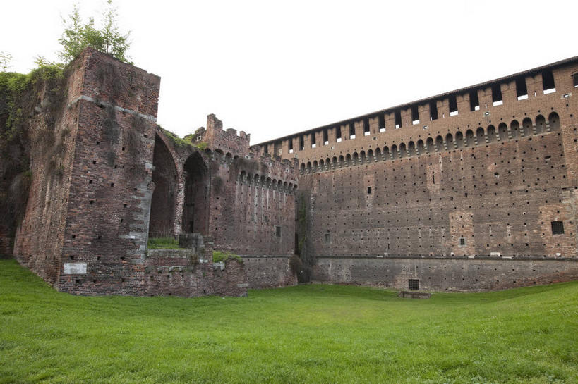 无人,横图,室外,白天,仰视,旅游,度假,草地,草坪,名胜古迹,植物,标志建筑,地标,建筑,意大利,欧洲,遗迹,堡垒,城堡,墙,古迹,文物,娱乐,建设,城墙,古建筑,墙壁,墙面,草,树,树木,绿色,天空,自然,天,享受,休闲,旅游胜地,放松,生长,成长,坚硬,要塞,南欧,防御,古文明,伦巴第大区,意大利共和国,伦巴第,坚固,米兰省,设防,彩图,低角度拍摄,斯福尔扎城堡