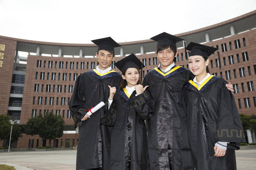 东方人,四个人,伙伴,朋友,学生,学校,教学楼,站,抱,笑,微笑,露齿笑,横图,室外,白天,正面,友谊,智慧,植物,亚洲,一排,握,突出,整齐,文凭,拿,拿着,注视,黄种人,称赞,表扬,校园,树,树木,排列,绿色,天空,自然,天,观察,看,手势,站着,教室,同学,竖,握着,流苏,生长,成长,抱着,观看,翘,高,察看,搂着,夸奖,优秀,证书,学士帽,校友,毕业,队列,关注,学士服,学位证,学位证书,好,妙,顺利,出色,超群,杰出,卓越,奇妙,同窗,学友,垂布,学士袍,聪明,友情,男人,男性,年轻男性,年轻女性,女人,女性,亚洲人,大拇指,大学生,搂,搂抱,站立,彩图,全身,教学大楼,打手势