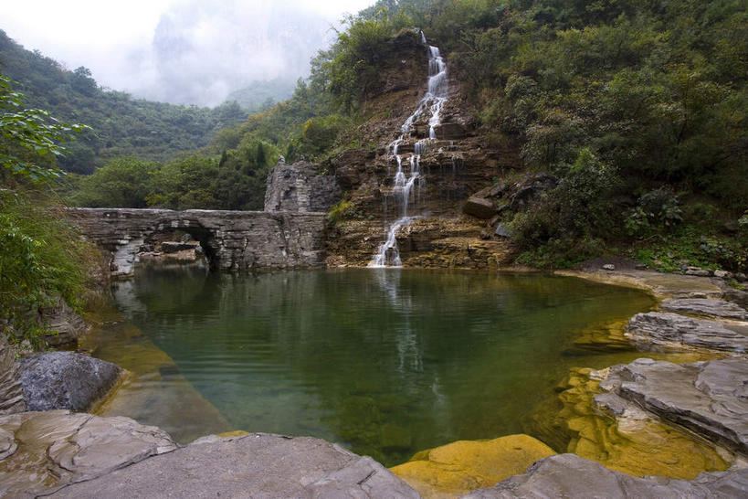 无人,横图,室外,白天,正面,旅游,度假,石头,美景,瀑布,山,山脉,水,植物,桥梁,云台山,中国,亚洲,飞溅,溅,石子,液体,池塘,景观,山峰,水池,水滴,乌云,悬崖,云,阴天,云朵,桥,山峦,云彩,娱乐,石桥,拱桥,水珠,树,树木,绿色,天空,自然,群山,天,享受,休闲,景色,放松,拱形,生长,成长,人行桥,石拱桥,昏暗,阴沉,喷洒,自然风光,东亚,中华人民共和国,绝壁,河南,河南省,豫,华中地区,焦作,焦作市,修武,修武县,跌水,石块,岩石,彩图,云台山风景区