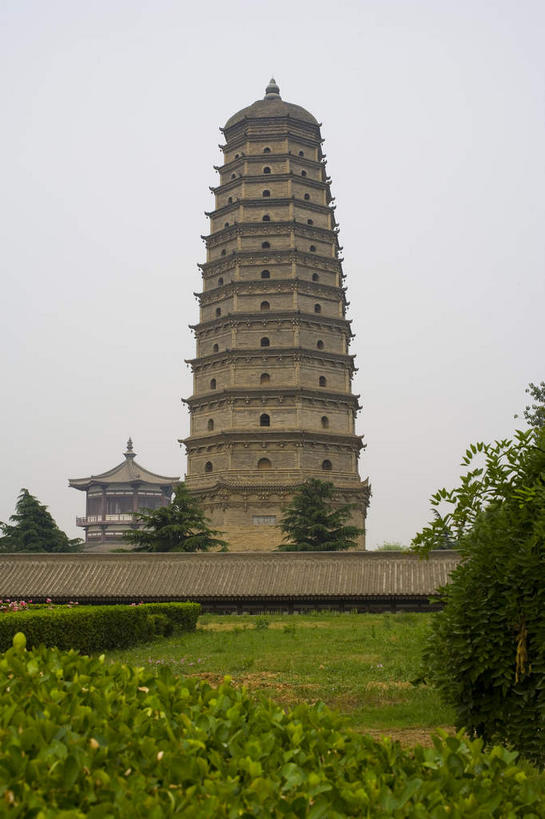 无人,寺庙,竖图,室外,白天,仰视,旅游,度假,草地,草坪,名胜古迹,植物,标志建筑,地标,建筑,中国,亚洲,节日,遗迹,塔,古迹,文化,文物,娱乐,建设,古建筑,宝塔,佛塔,草,树,树木,绿色,天空,自然,庙宇,天,祈祷,享受,休闲,健康,旅游胜地,放松,许愿,宗教,佛教,信仰,生长,成长,纪念,祈求,古文明,东亚,陕西,陕西省,宝鸡市,中华人民共和国,西北地区,陕,宝鸡,释教,浮图,浮屠,平安,彩图,低角度拍摄,庙,寺,塔婆,浮图塔,浮头,佛图,中国宝鸡法门寺,扶风县,扶风,法门镇,法门寺