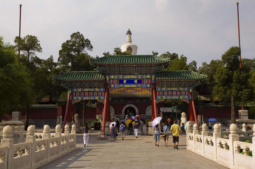 东方人,公园,栏杆,走,横图,室外,白天,仰视,旅游,度假,名胜古迹,植物,标志建筑,道路,地标,建筑,路,北海公园,北京,中国,亚洲,行人,游客,游人,服装,遗迹,瓦片,屋檐,乌云,云,阴天,云朵,牌坊,牌楼,围栏,小路,塔,交通,首都,许多人,云彩,黄种人,古迹,文化,文物,娱乐,建设,古建筑,护栏,白塔,檐,路人,旅客,树,树木,衣服,绿色,白色,天空,自然,天,一群人,享受,休闲,旅游胜地,放松,服饰,生长,成长,纪念,祭祀,昏暗,衣着,阴沉,穿着,表彰,荣誉,古文明,东亚,中华人民共和国,北京市,京,北平,华北地区,荣耀,衣饰,北京北海公园,过客,男人,男性,年轻男性,年轻女性,女人,女性,亚洲人,步行,散步,走路,彩图,低角度拍摄,全身,传统文化,北海白塔,琼华岛