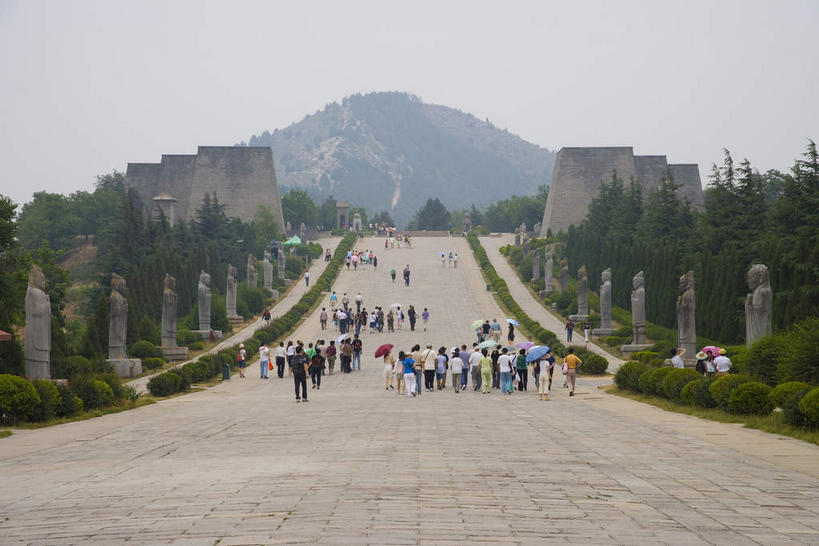 东方人,走,横图,室外,白天,旅游,度假,名胜古迹,山,山脉,植物,雾,标志建筑,道路,地标,建筑,路,中国,亚洲,行人,游客,游人,阴影,服装,朦胧,模糊,遗迹,光线,影子,山峰,小路,交通,山峦,许多人,黄种人,古迹,文物,娱乐,建设,古建筑,路人,旅客,树,树木,背面,衣服,绿色,天空,阳光,自然,群山,天,一群人,享受,休闲,墓地,旅游胜地,放松,服饰,生长,成长,迷雾,坟墓,陵墓,衣着,穿着,坟场,古文明,东亚,陕西,陕西省,中华人民共和国,西北地区,陕,咸阳,咸阳市,衣饰,过客,男人,男性,年轻男性,年轻女性,女人,女性,亚洲人,大雾,步行,散步,走路,彩图,全身,乾县,唐乾陵