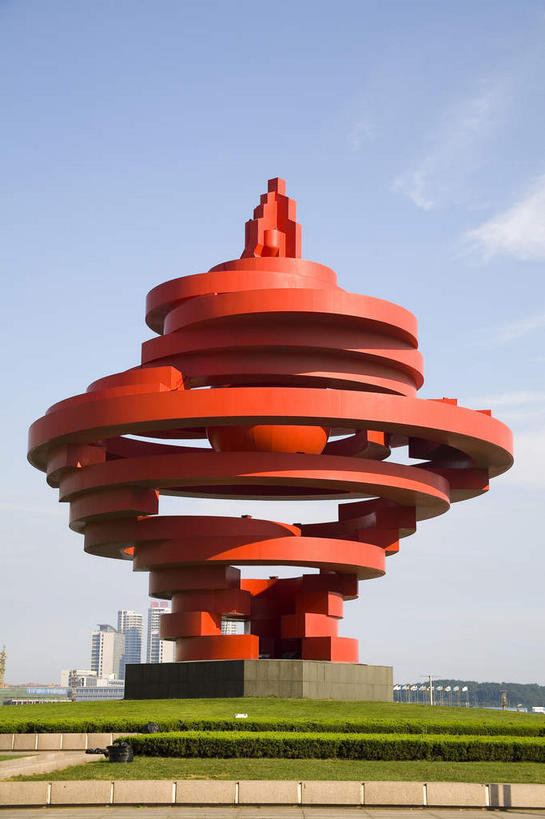 无人,竖图,室外,白天,仰视,旅游,度假,植物,标志建筑,地标,建筑,雕塑,青岛,中国,亚洲,阴影,环保,艺术,装饰,环绕,围绕,光线,雕刻,雕像,影子,云,云朵,防护,云彩,环抱,娱乐,建设,山东,树,树木,一个,红色,蓝色,绿色,白云,蓝天,天空,阳光,自然,工艺品,天,享受,休闲,旅游胜地,放松,生长,晴朗,单个,成长,纪念,美术,美好,美妙,主题,间隔,陈列,东亚,山东省,中华人民共和国,华东地区,功能,美学,美观,雅观,鲁,青岛市,萦绕,绿篱,生篱,树篱,植篱,晴空,彩图,低角度拍摄,市南区,五四广场,五月的风