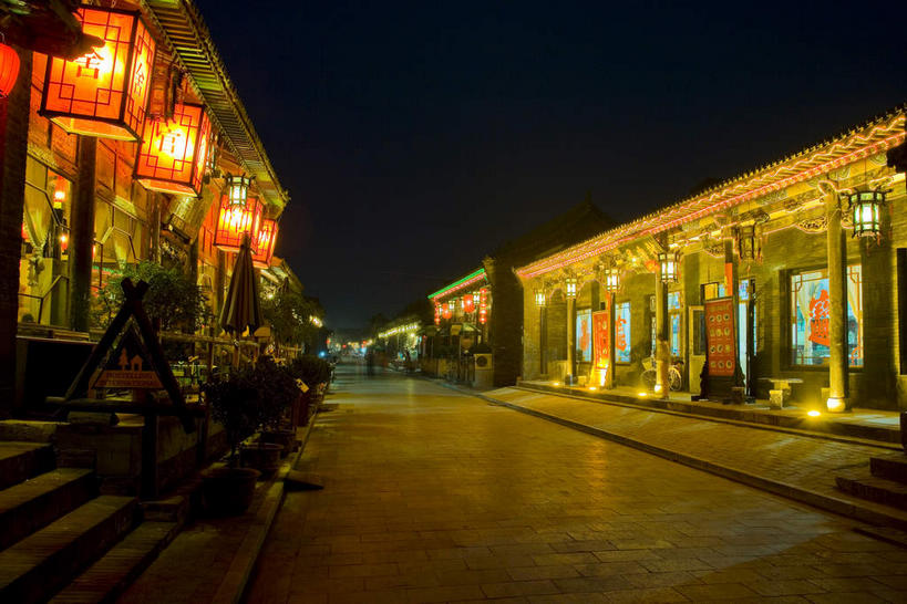 无人,家,横图,室外,夜晚,正面,旅游,度假,名胜古迹,楼梯,标志建筑,道路,地标,建筑,路,照明,平遥,中国,亚洲,一排,许多,阴影,遗迹,整齐,光线,灯笼,瓦片,影子,纸灯笼,房屋,阶梯,屋檐,屋子,小路,灯光,交通,很多,古迹,文物,娱乐,建设,古建筑,楼房,檐,台阶,住宅,排列,红色,灯具,享受,休闲,旅游胜地,放松,照亮,照明设备,队列,古文明,东亚,山西,山西省,中华人民共和国,华北地区,晋,晋中,晋中市,平遥县,彩图,房子,平遥古城,平遥古镇