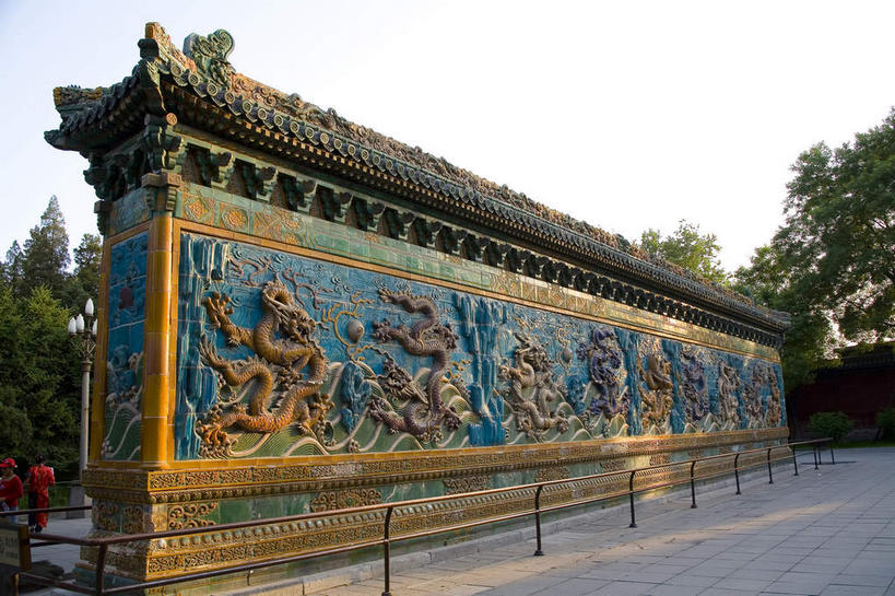 无人,公园,栏杆,横图,室外,白天,正面,旅游,度假,绘画,名胜古迹,植物,标志建筑,道路,地标,建筑,路,雕塑,北海公园,北京,中国,亚洲,阴影,遗迹,艺术,装饰,光线,雕刻,雕像,浮雕,瓦片,影子,墙,屋檐,围栏,小路,交通,首都,古迹,文化,文物,娱乐,建设,古建筑,护栏,檐,墙壁,墙面,石板路,树,树木,绿色,天空,阳光,自然,工艺品,天,享受,休闲,旅游胜地,放松,生长,成长,纪念,美术,主题,陈列,古文明,东亚,中华人民共和国,北京市,京,北平,华北地区,功能,美学,九龙壁,北海九龙壁,北京北海公园,北京北海公园九龙壁,画画,彩图,浅浮雕
