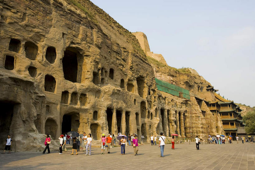 东方人,走,横图,室外,白天,正面,旅游,度假,名胜古迹,山,山脉,植物,标志建筑,地标,建筑,雕塑,大同,云岗石窟,中国,亚洲,行人,游客,游人,阴影,服装,节日,遗迹,艺术,装饰,光线,雕刻,雕像,影子,洞,山峰,云,云朵,山峦,许多人,云彩,注视,休闲装,黄种人,古迹,文化,文物,娱乐,建设,古建筑,路人,旅客,树,树木,衣服,蓝色,绿色,白云,蓝天,天空,阳光,自然,工艺品,群山,天,观察,看,祈祷,一群人,享受,休闲,健康,休闲服,旅游胜地,放松,许愿,宗教,服饰,洞穴,佛教,信仰,生长,晴朗,成长,观看,纪念,祈求,美术,察看,关注,主题,陈列,古文明,东亚,山西,山西省,穴,云冈石窟,中华人民共和国,华北地区,功能,美学,晋,大同市,释教,过客,平安,男人,男性,年轻男性,年轻女性,女人,女性,亚洲人,晴空,步行,散步,走路,半身,彩图
