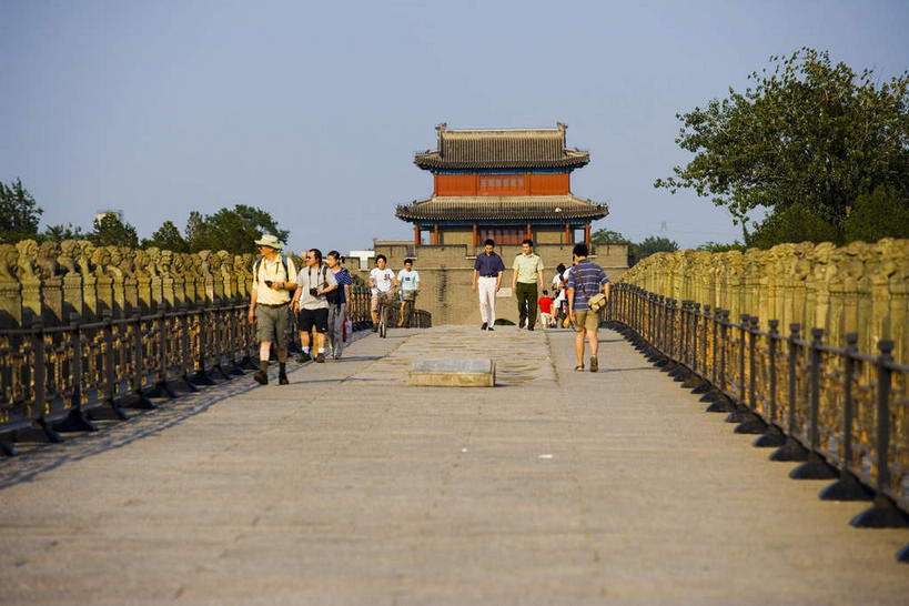 东方人,栏杆,走,横图,室外,白天,正面,旅游,度假,植物,标志建筑,大桥,地标,建筑,桥梁,哺乳动物,野生动物,狮子,雕塑,北京,中国,亚洲,行人,游客,游人,阴影,服装,辟邪,艺术,装饰,光线,雕刻,雕像,瓦片,影子,墙,屋檐,围栏,桥,首都,许多人,注视,休闲装,黄种人,文化,娱乐,建设,护栏,石雕,檐,路人,旅客,墙壁,墙面,树,树木,衣服,红色,蓝色,绿色,蓝天,天空,阳光,自然,动物,工艺品,石狮,天,观察,看,祈祷,一群人,享受,休闲,健康,休闲服,旅游胜地,放松,许愿,服饰,生长,晴朗,成长,观看,纪念,祈求,美术,察看,关注,主题,凶猛,陈列,东亚,跨线桥,万里无云,中华人民共和国,北京市,京,北平,华北地区,功能,美学,驱邪,祛邪,避邪,丰台区,守护神,过客,残暴,平安,凶残,男人,男性,年轻男性,年轻女性,女人,女性,亚洲人,晴空,晴空万里,步行,散步,走路,半身,彩图,永定河,卢沟桥,芦沟桥
