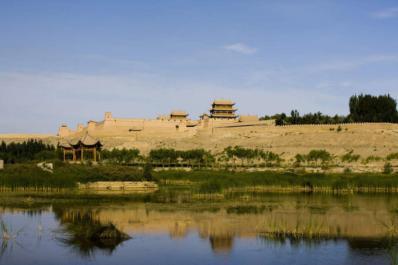无人,横图,室外,白天,正面,旅游,度假,名胜古迹,植物,标志建筑,地标,建筑,长城,中国,亚洲,阴影,遗迹,光线,瓦片,影子,墙,屋顶,屋檐,池塘,水池,云,云朵,云彩,顶棚,古迹,文物,娱乐,建设,城墙,古建筑,檐,墙壁,墙面,树,树木,蓝色,绿色,白云,倒影,蓝天,天空,阳光,自然,天,享受,休闲,旅游胜地,放松,生长,晴朗,成长,坚硬,倒映,万里长城,防御,古文明,东亚,甘肃,甘肃省,嘉峪关,中华人民共和国,西北地区,甘,嘉峪关市,反照,坚固,晴空,彩图,嘉峪关长城