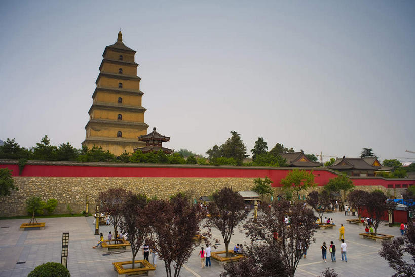 东方人,寺庙,站,横图,室外,白天,仰视,旅游,度假,名胜古迹,植物,窗户,标志建筑,地标,建筑,大雁塔,西安,中国,亚洲,许多,行人,游客,游人,阴影,节日,遗迹,光线,瓦片,影子,墙,屋檐,塔,很多,许多人,燃烧,注视,黄种人,古迹,文化,文物,娱乐,建设,古建筑,宝塔,檐,路人,旅客,佛塔,玻璃窗,墙壁,墙面,树,树木,蓝色,绿色,蓝天,天空,阳光,自然,香火,庙宇,天,观察,看,祈祷,站着,一群人,享受,休闲,健康,旅游胜地,放松,许愿,宗教,信仰,生长,晴朗,成长,观看,纪念,祈求,察看,四艘,关注,古文明,东亚,陕西,陕西省,西安市,万里无云,中华人民共和国,省会,西北地区,陕,浮图,浮屠,过客,曲江新区,平安,男人,男性,年轻男性,年轻女性,女人,女性,亚洲人,晴空,晴空万里,站立,半身,彩图,低角度拍摄,庙,寺,大慈恩寺塔,塔婆,浮图塔,浮头,佛图,飞檐
