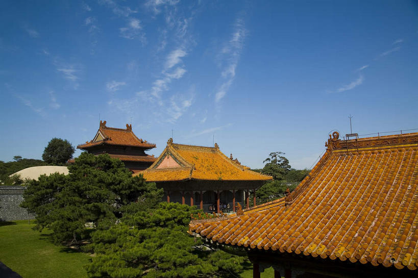 无人,横图,俯视,室外,白天,旅游,度假,草地,草坪,名胜古迹,植物,标志建筑,地标,建筑,中国,亚洲,许多,阴影,遗迹,光线,瓦片,影子,柱子,墙,屋檐,云,云朵,很多,云彩,古迹,文物,娱乐,建设,古建筑,檐,墙壁,墙面,草,树,树木,黄色,蓝色,绿色,白云,蓝天,天空,阳光,自然,天,享受,休闲,墓地,旅游胜地,放松,生长,晴朗,成长,坟墓,陵墓,坟场,古文明,东亚,辽宁,辽宁省,沈阳,中华人民共和国,省会,沈阳市,辽,东北地区,晴空,彩图,高角度拍摄,北陵,清昭陵,昭陵,飞檐