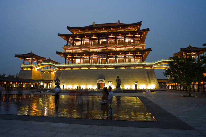 东方人,无人,栏杆,站,横图,彩色,室外,夜晚,仰视,旅游,度假,湖,湖泊,水,植物,窗户,标志建筑,地标,建筑,霓虹灯,夜景,西安,中国,亚洲,一排,许多,行人,游客,游人,阴影,服装,整齐,光线,瓦片,影子,柱子,墙,屋檐,湖面,水流,水面,围栏,灯光,七彩,很多,许多人,注视,休闲装,黄种人,娱乐,光源,建设,护栏,霓虹,檐,路人,旅客,玻璃窗,墙壁,墙面,灯,树,树木,排列,衣服,蓝色,绿色,倒影,蓝天,天空,自然,湖水,天,观察,看,站着,一群人,享受,休闲,休闲服,旅游胜地,放松,服饰,生长,成长,观看,察看,倒映,照明设备,队列,关注,东亚,陕西,陕西省,西安市,中华人民共和国,省会,氖灯,西北地区,陕,反照,过客,曲江新区,男人,男性,年轻男性,年轻女性,女人,女性,亚洲人,站立,彩图,低角度拍摄,芙蓉园,大唐芙蓉园