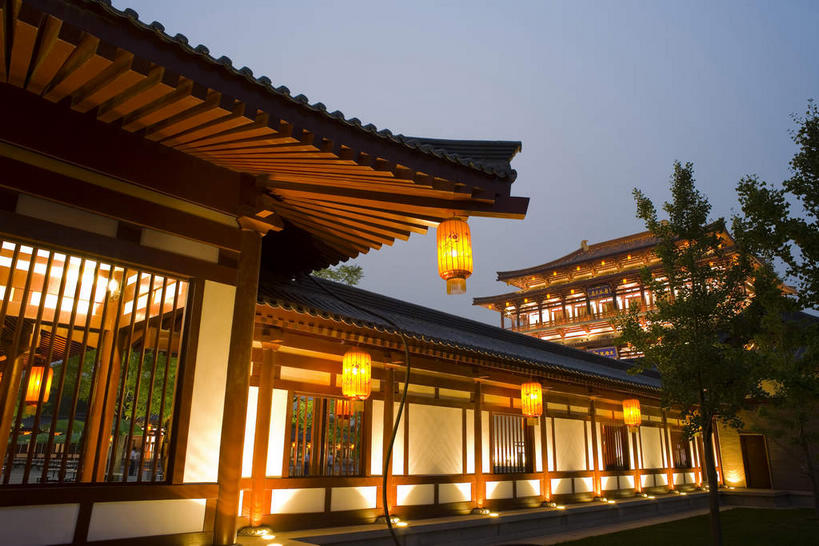 无人,横图,室外,夜晚,仰视,旅游,度假,植物,窗户,标志建筑,地标,建筑,夜景,照明,西安,中国,亚洲,许多,吊挂,悬挂,阴影,光线,灯笼,瓦片,影子,纸灯笼,墙,屋檐,走道,走廊,过道,灯光,很多,挂,娱乐,建设,檐,玻璃窗,墙壁,墙面,树,树木,蓝色,绿色,蓝天,天空,自然,灯具,天,享受,休闲,旅游胜地,放松,生长,成长,照亮,照明设备,东亚,陕西,陕西省,西安市,中华人民共和国,省会,西北地区,陕,曲江新区,彩图,低角度拍摄,芙蓉园,大唐芙蓉园