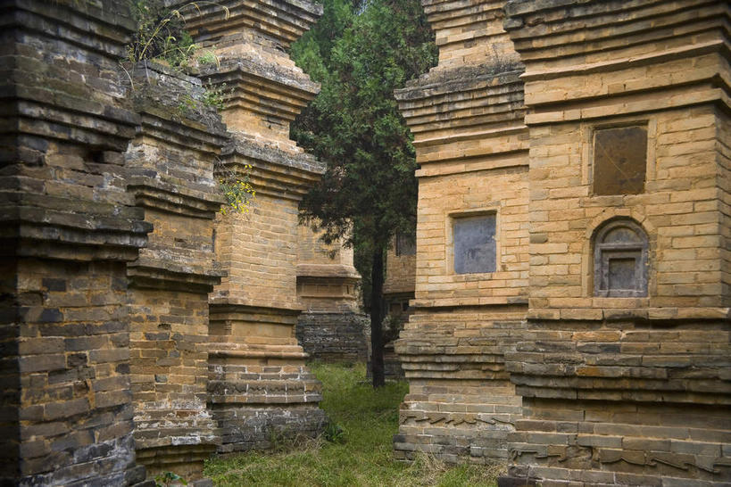 无人,寺庙,横图,室外,白天,仰视,旅游,度假,名胜古迹,植物,标志建筑,地标,建筑,少林寺,嵩山,中国,亚洲,阴影,节日,遗迹,光线,瓦片,影子,墙,屋檐,塔,褐色,燃烧,古迹,文化,文物,娱乐,建设,古建筑,檐,墙壁,墙面,树,树木,绿色,阳光,自然,香火,庙宇,祈祷,享受,休闲,健康,旅游胜地,放松,许愿,宗教,信仰,生长,成长,纪念,祈求,古文明,东亚,中华人民共和国,省会,郑州,郑州市,河南,河南省,豫,华中地区,少室山,嵩山少林寺,太室山,中岳,平安,彩图,低角度拍摄,庙,寺