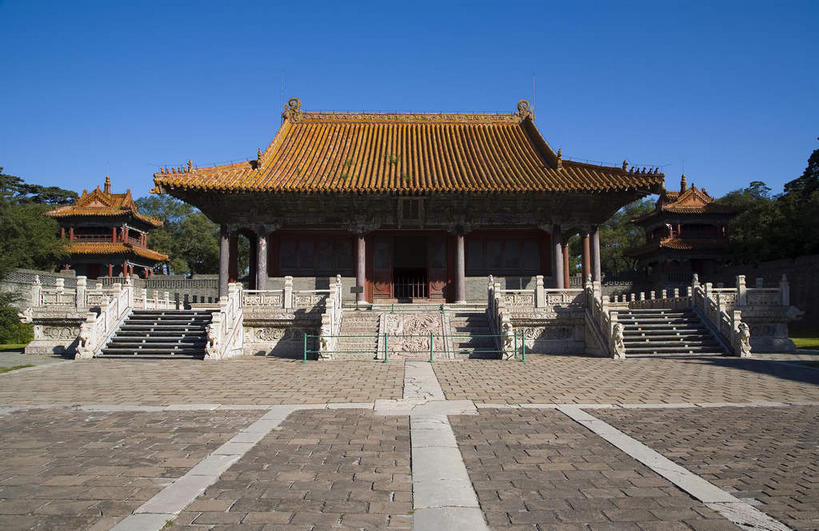 无人,寺庙,栏杆,横图,室外,白天,仰视,旅游,度假,名胜古迹,植物,楼梯,标志建筑,地标,建筑,中国,亚洲,阴影,节日,遗迹,光线,扶手,瓦片,影子,柱子,阶梯,屋檐,燃烧,古迹,文化,文物,娱乐,建设,古建筑,护栏,檐,台阶,树,树木,蓝色,绿色,蓝天,天空,阳光,自然,香火,庙宇,天,祈祷,享受,休闲,墓地,健康,旅游胜地,放松,许愿,宗教,信仰,生长,晴朗,成长,纪念,祈求,坟墓,陵墓,坟场,古文明,东亚,辽宁,辽宁省,沈阳,万里无云,中华人民共和国,省会,沈阳市,辽,东北地区,平安,晴空,晴空万里,彩图,低角度拍摄,庙,寺,北陵,清昭陵,昭陵