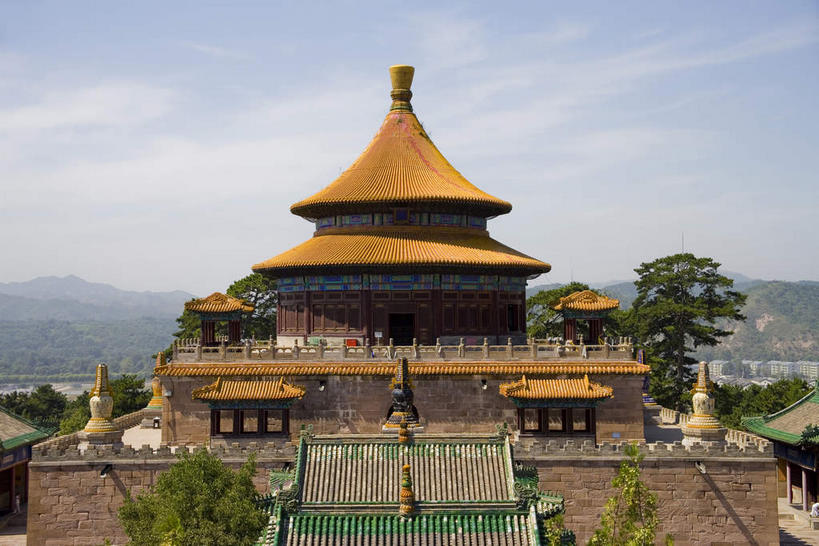 无人,寺庙,栏杆,横图,室外,白天,正面,旅游,度假,名胜古迹,植物,标志建筑,地标,建筑,中国,亚洲,阴影,节日,遗迹,光线,瓦片,影子,墙,屋顶,屋檐,云,云朵,围栏,褐色,燃烧,云彩,顶棚,古迹,文化,文物,娱乐,建设,古建筑,护栏,檐,墙壁,墙面,树,树木,蓝色,绿色,白云,蓝天,天空,阳光,自然,香火,庙宇,天,祈祷,享受,休闲,健康,旅游胜地,放松,许愿,宗教,信仰,生长,晴朗,成长,纪念,祈求,古文明,东亚,中华人民共和国,华北地区,河北,河北省,冀,承德,承德市,平安,晴空,彩图,庙,寺,普乐寺