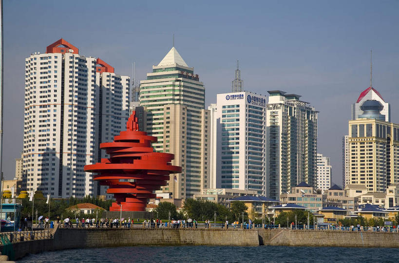 无人,高楼大厦,横图,室外,白天,正面,旅游,度假,植物,标志建筑,大厦,地标,建筑,摩天大楼,雕塑,青岛,中国,亚洲,阴影,环保,艺术,装饰,环绕,围绕,光线,雕刻,雕像,影子,防护,环抱,娱乐,建设,山东,树,树木,一个,红色,蓝色,绿色,蓝天,天空,阳光,自然,工艺品,天,享受,休闲,旅游胜地,放松,生长,晴朗,单个,成长,纪念,美术,美好,美妙,主题,间隔,陈列,东亚,山东省,万里无云,中华人民共和国,华东地区,功能,美学,美观,雅观,鲁,青岛市,萦绕,绿篱,生篱,树篱,植篱,晴空,晴空万里,彩图,大楼,高层建筑,高楼,摩天楼,市南区,五四广场,五月的风