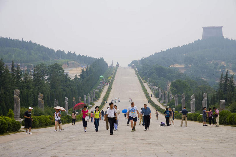 东方人,走,横图,室外,白天,旅游,度假,名胜古迹,山,山脉,植物,雾,标志建筑,道路,地标,建筑,路,中国,亚洲,行人,游客,游人,阴影,服装,朦胧,模糊,遗迹,光线,影子,山峰,小路,交通,山峦,许多人,黄种人,古迹,文物,娱乐,建设,古建筑,路人,旅客,树,树木,背面,衣服,绿色,天空,阳光,自然,群山,天,一群人,享受,休闲,墓地,旅游胜地,放松,服饰,生长,成长,迷雾,坟墓,陵墓,衣着,穿着,坟场,古文明,东亚,陕西,陕西省,中华人民共和国,西北地区,陕,咸阳,咸阳市,衣饰,过客,男人,男性,年轻男性,年轻女性,女人,女性,亚洲人,大雾,步行,散步,走路,彩图,全身,乾县,唐乾陵