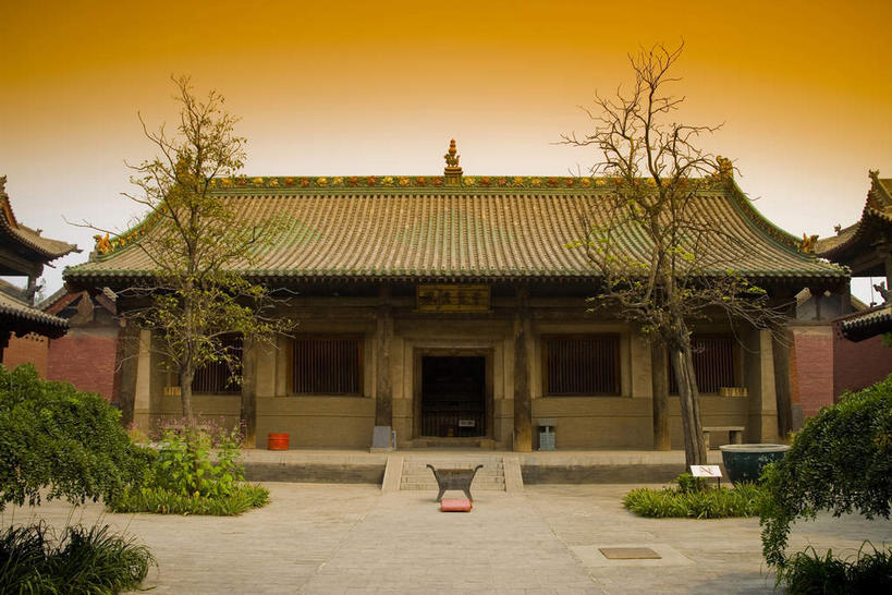 无人,寺庙,横图,室外,白天,正面,旅游,度假,名胜古迹,日落,植物,窗户,标志建筑,道路,地标,建筑,路,雕塑,平遥,中国,亚洲,一排,许多,节日,遗迹,艺术,整齐,装饰,标志,雕刻,牌匾,瓦片,文字,柱子,字符,墙,屋檐,晚霞,霞光,落日,小路,交通,很多,燃烧,古迹,文化,文物,娱乐,标识,建设,古建筑,檐,墙壁,墙面,石板路,树,树木,排列,绿色,自然,黄昏,香火,工艺品,庙宇,祈祷,享受,休闲,健康,汉字,旅游胜地,彩霞,放松,许愿,宗教,信仰,生长,成长,纪念,祈求,美术,队列,中文,主题,陈列,古文明,东亚,山西,山西省,中华人民共和国,华北地区,功能,美学,国文,华文,晋,晋中,晋中市,夕照,薄暮,平遥县,平安,夕阳,彩图,傍晚,庙,寺,双林寺,斜阳,平遥古城,平遥古镇