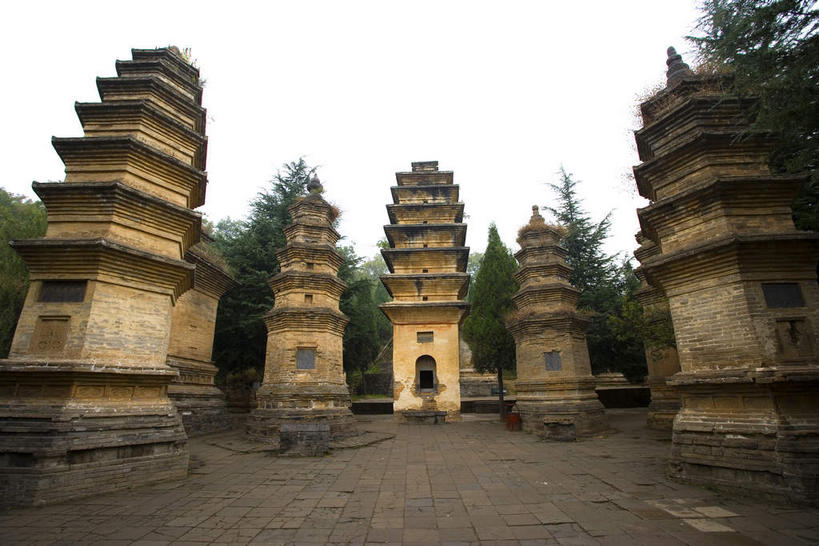 无人,寺庙,横图,室外,白天,仰视,旅游,度假,名胜古迹,植物,标志建筑,道路,地标,建筑,路,少林寺,嵩山,中国,亚洲,许多,阴影,节日,遗迹,光线,影子,小路,塔,交通,很多,燃烧,古迹,文化,文物,娱乐,建设,古建筑,宝塔,佛塔,石板路,树,树木,绿色,天空,阳光,自然,香火,庙宇,天,祈祷,享受,休闲,健康,旅游胜地,放松,许愿,宗教,信仰,生长,成长,纪念,祈求,古文明,东亚,中华人民共和国,省会,郑州,郑州市,河南,河南省,豫,华中地区,浮图,浮屠,少室山,嵩山少林寺,太室山,中岳,平安,彩图,低角度拍摄,庙,寺,塔婆,浮图塔,浮头,佛图