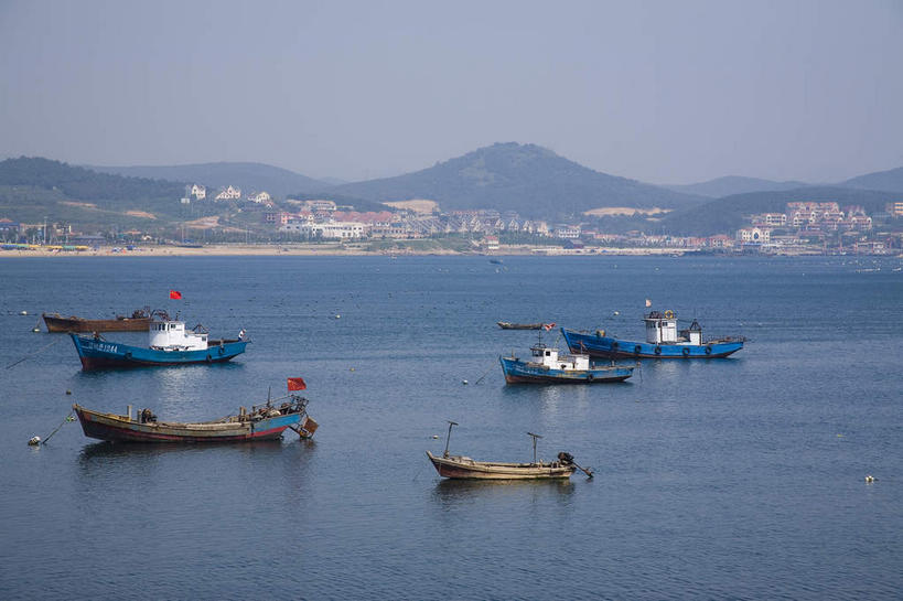 无人,横图,室外,白天,正面,旅游,度假,海浪,海洋,美景,山,山脉,植物,船,大连,中国,亚洲,许多,阴影,光线,影子,景观,浪花,山峰,木船,山峦,很多,娱乐,树,树木,蓝色,绿色,蓝天,天空,阳光,自然,海水,交通工具,群山,天,享受,休闲,景色,放松,生长,晴朗,成长,舟,自然风光,载具,海景,东亚,辽宁,辽宁省,大连市,海之韵广场,万里无云,中华人民共和国,辽,东北地区,大海,风浪,海,海水的波动,近岸浪,涌浪,晴空,晴空万里,彩图,大连滨海路旅游风景区