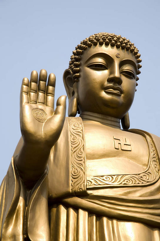 东方人,一个人,无人,和尚,站,笑,微笑,竖图,室外,白天,仰视,旅游,度假,名胜古迹,标志建筑,地标,建筑,雕塑,中国,亚洲,仅一个男性,仅一个人,阴影,节日,遗迹,艺术,装饰,光线,雕刻,雕像,影子,注视,黄种人,古迹,文化,文物,娱乐,建设,古建筑,江苏,灵山大佛,无锡,仅一个年轻男性,一个,蓝色,蓝天,天空,阳光,工艺品,天,观察,看,祈祷,手势,站着,享受,休闲,健康,金色,旅游胜地,放松,许愿,宗教,佛教,信仰,晴朗,单个,观看,纪念,祈求,美术,察看,关注,主题,陈列,古文明,东亚,江苏省,灵山胜境,袈裟,万里无云,中华人民共和国,华东地区,苏,功能,美学,无锡市,释教,法衣,平安,男人,男性,年轻男性,亚洲人,晴空,晴空万里,比丘,高僧,僧,僧侣,僧人,沙弥,修行僧,站立,半身,彩图,低角度拍摄,滨湖区,太湖国家旅游度假区,加沙,迦逻沙曳,迦沙,袈裟野,莲服,打手势,僧衣